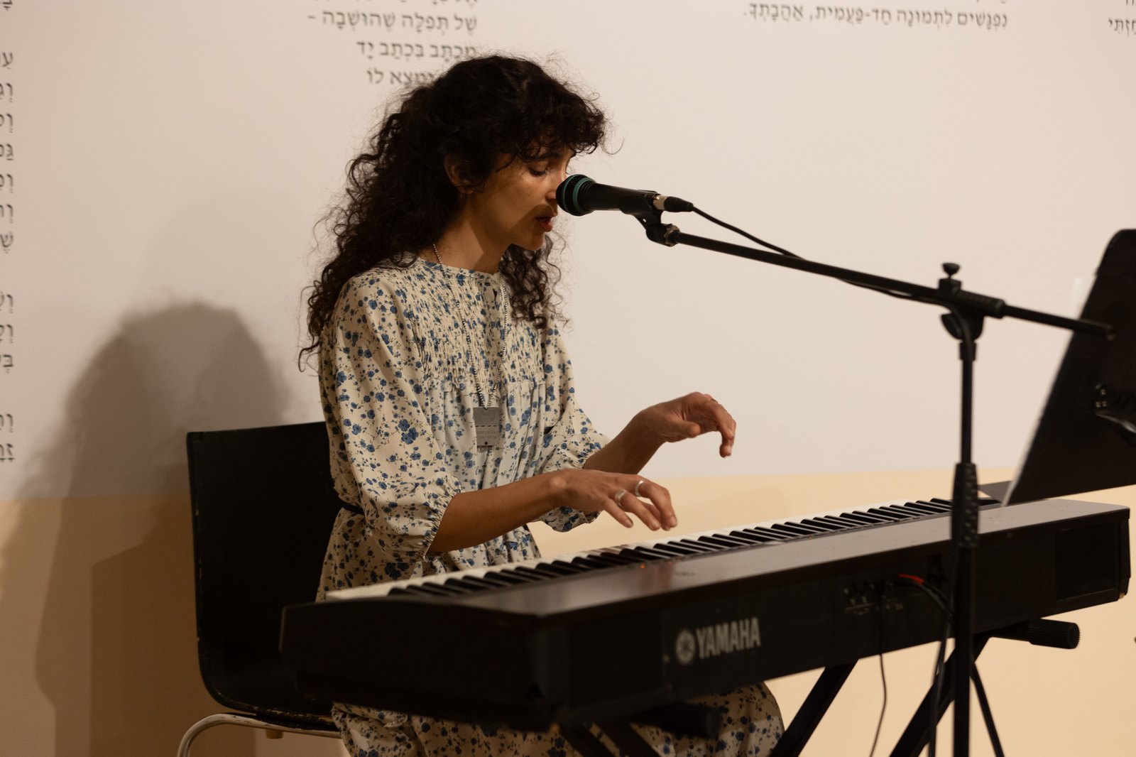 ענבל בן משה שרה ומנגנת בהופעה בפסטיבל פרינג'